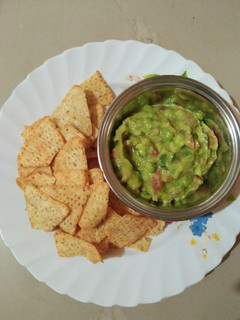 A picture of Guacamole Dip with Nachos.