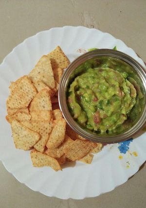 A picture of Guacamole Dip with Nachos.