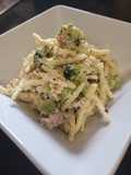 Pasta trofie con salmón, brócoli y alcaparras