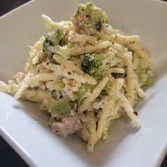 Pasta trofie con salmón, brócoli y alcaparras-レシピのメイン写真