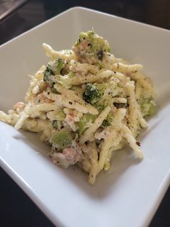 Una foto de Pasta trofie con salmón, brócoli y alcaparras