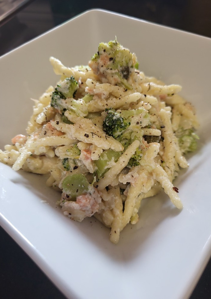 Una foto de Pasta trofie con salmón, brócoli y alcaparras
