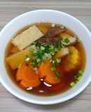 Canh bắp ngọt, cà rốt, nấm nấu chả cá chay