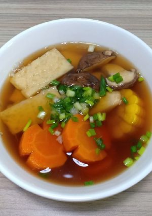 Hình của món Canh bắp ngọt, cà rốt, nấm nấu chả cá chay.