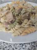 Pasta tricolor con crema de champiñones y chuleta de cerdo