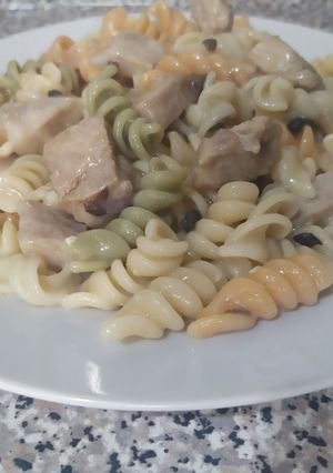 Una foto de Pasta tricolor con crema de champiñones y chuleta de cerdo