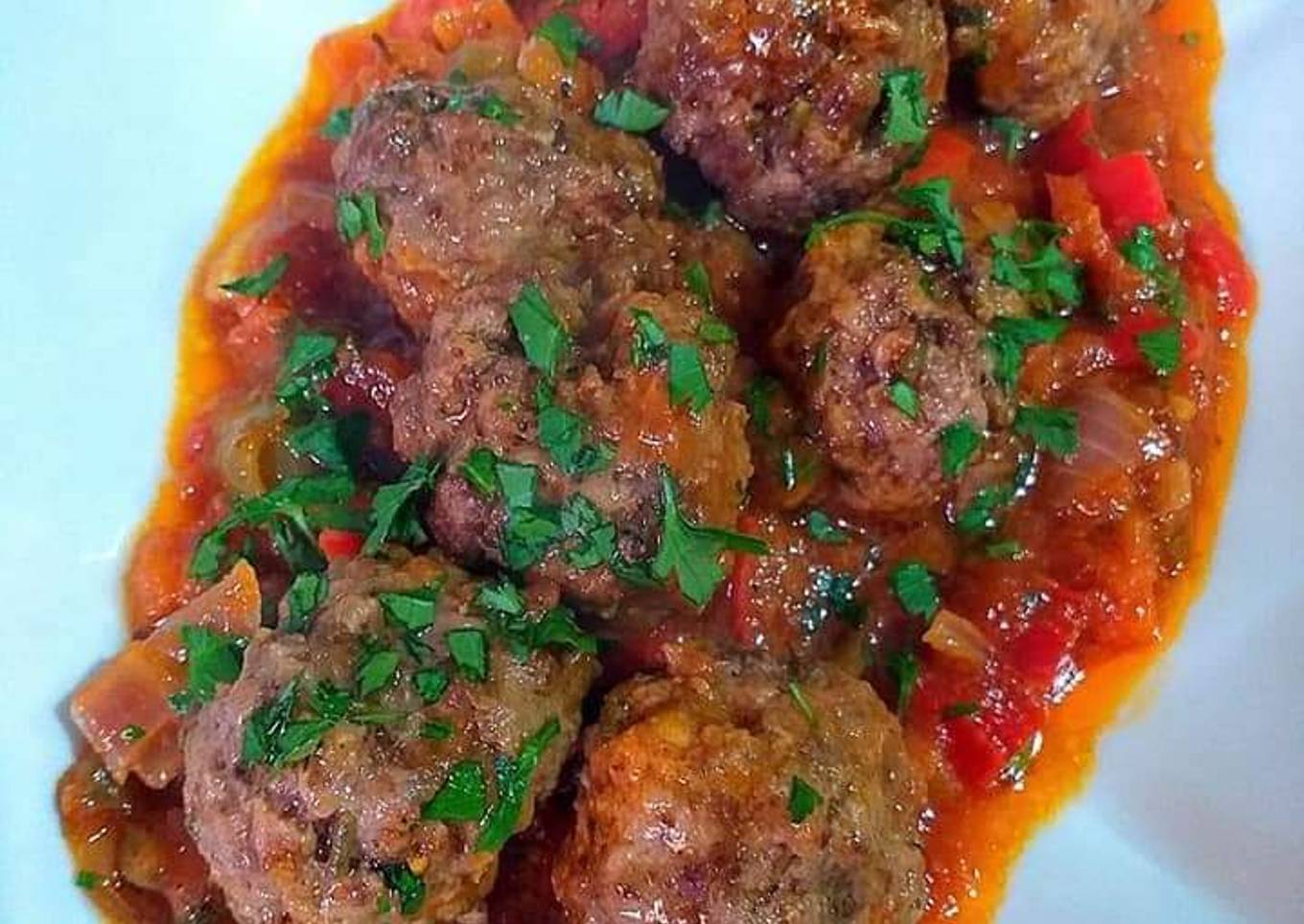 Albóndigas de ternera magra marinadas en flores de romero fresco