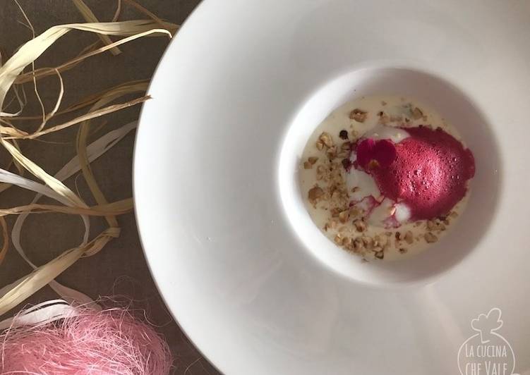 Uovo a bassa temperatura, crema di gorgonzola, nocciole e aria di barbabietola (di Valentina Tozza)