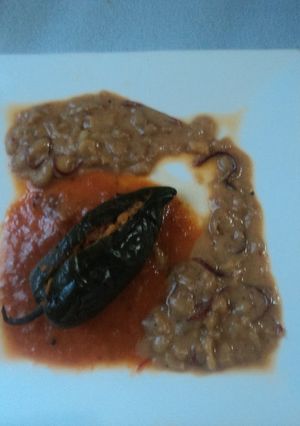 Una foto de Chile de relleno de pavo navideño entomatado con frijoles a los tres chiles