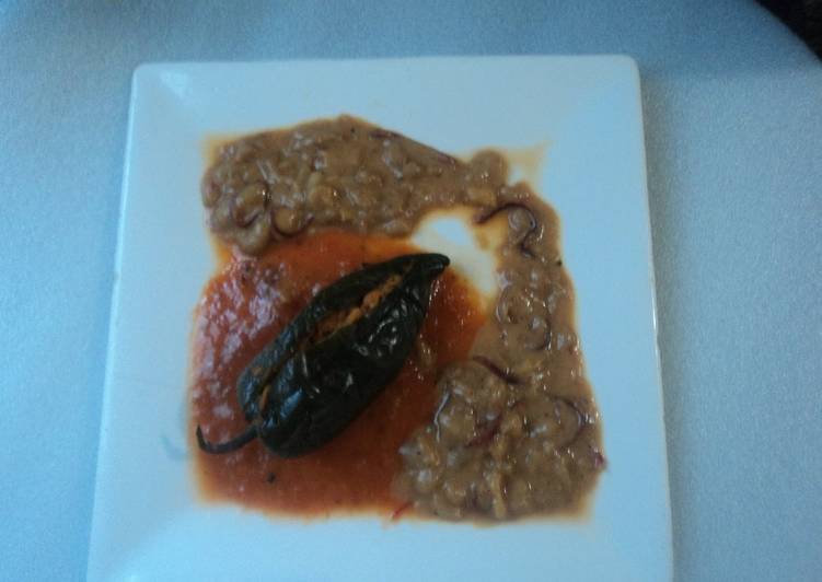 Chile de relleno de pavo navideño entomatado con frijoles a los tres chiles