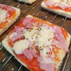 Una foto de Pizza de pan de molde