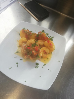 Una foto de Popieta de sama com gambas y papas