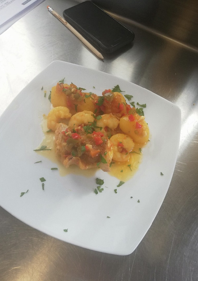 Una foto de Popieta de sama com gambas y papas