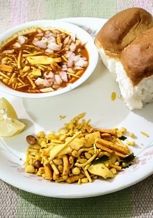 A picture of Misal Pav.