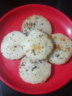 सूजी की फ्राइड इडली (suji ki fried idli recipe in hindi) रेसिपी मुख्य फोटो