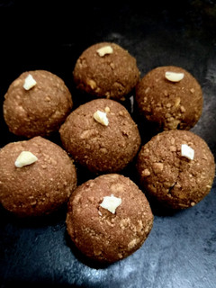 பெல்லம் சன்னுன்டாலு (Bellam sunnundaalu recipe in tamil) செய்முறை முக்கிய புகைப்படம்