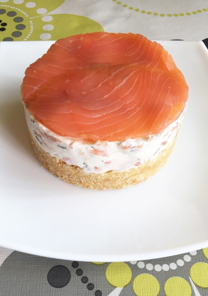 Una foto de Cheesecake salado de salmón