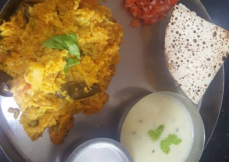 Recipe: Delicious Ringna vatana bateta ni khichdi and kadhi
