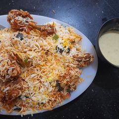 A picture of Chicken tikka biryani.