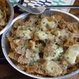 Lazos (moños) de pasta integral con queso de cabra y gomasio