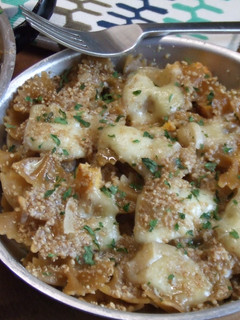Una foto de Lazos (moños) de pasta integral con queso de cabra y gomasio
