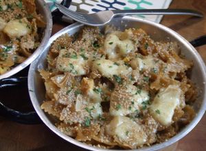 Una foto de Lazos (moños) de pasta integral con queso de cabra y gomasio
