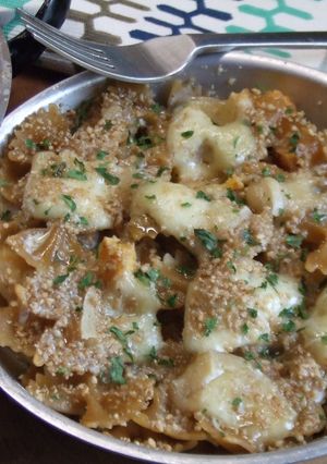 Una foto de Lazos (moños) de pasta integral con queso de cabra y gomasio