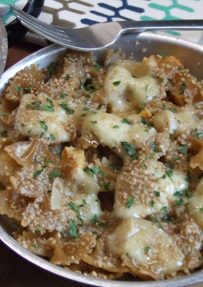 Una foto de Lazos (moños) de pasta integral con queso de cabra y gomasio