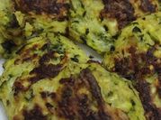 Una foto di frittelle di zucchina