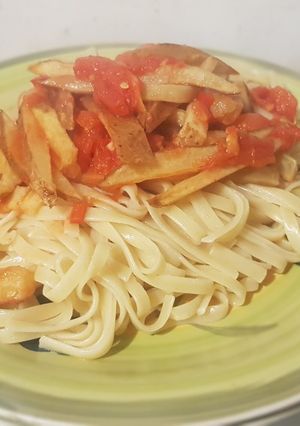 Una foto de Salsa de tomates natural con papitas fritas 🍝