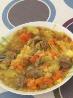 Una foto de Guiso de carne, verduras y patatas