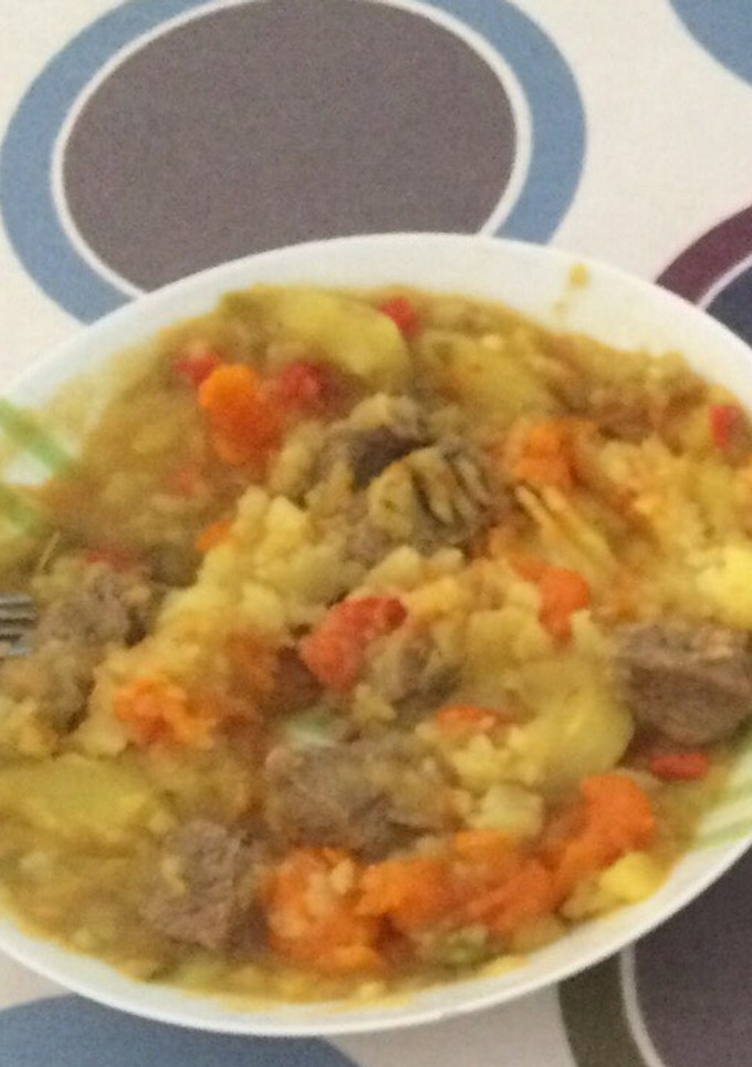 Una foto de Guiso de carne, verduras y patatas