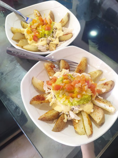 Una foto de Papas mexicanas con pollo desmechado