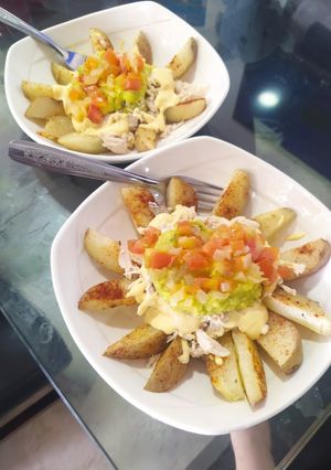 Una foto de Papas mexicanas con pollo desmechado