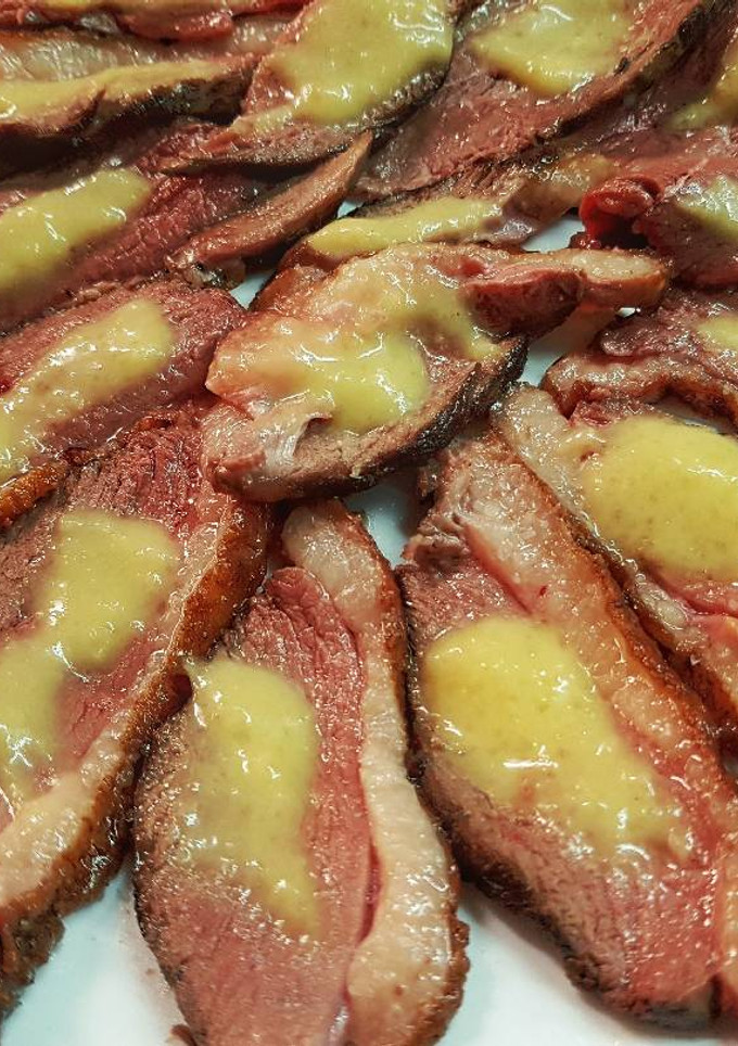 Una foto de Magret de pato con reducción de mango y naranja al oporto