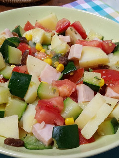 Una foto de Ensalada de patata, calabacín, pavo y tomate