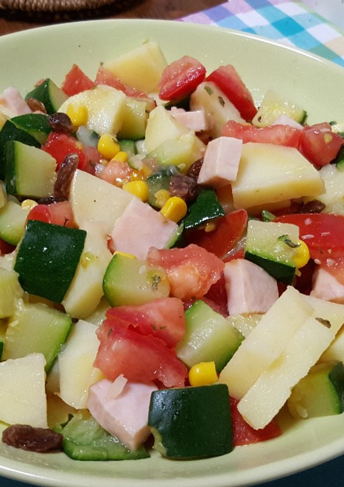 Una foto de Ensalada de patata, calabacín, pavo y tomate