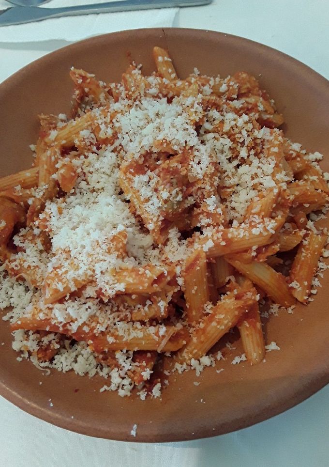 Una foto de Macarrones con atún fresco en tomate y parmesano