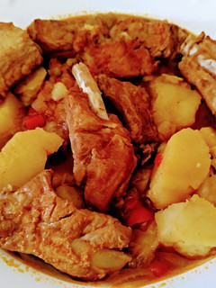 Una foto de Patatas guisadas con costillas adobadas