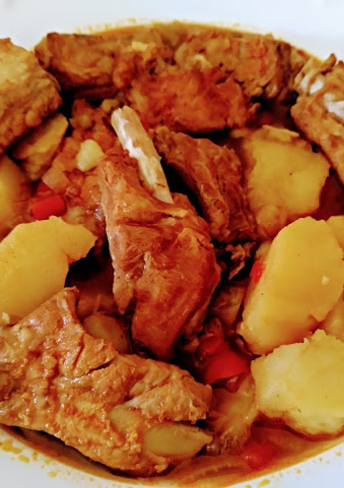 Una foto de Patatas guisadas con costillas adobadas