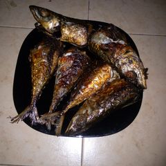 A picture of Deep fried fish soaked in red wine....