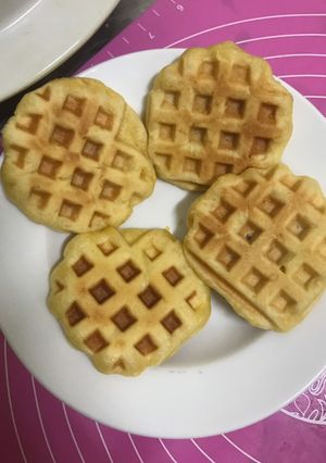 Hình của món Bánh waffle (phiên bản bánh mì trứng muối nhân ruốc).