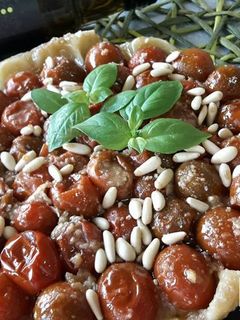 Una foto de Tatín de tomates cherrys y queso de cabra en GME, F y G y tradicional