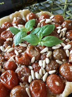 Una foto de Tatín de tomates cherrys y queso de cabra en GME, F y G y tradicional
