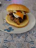 Hamburguesa de vaca con queso de cabra, cebolla caramelizada y mermelada