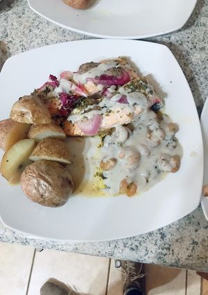 Una foto de Salmón crema blanca y camarones