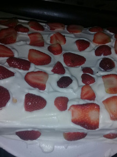 Una foto de Bizcochuelo con crema chantilly y frutillas 💖