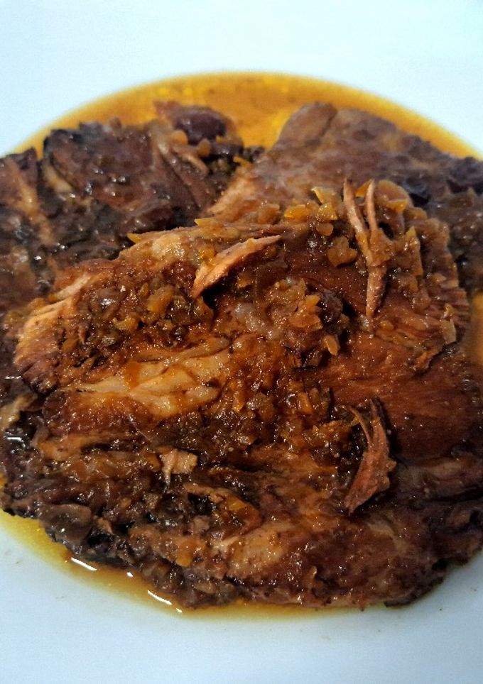 Una foto de OLLA GM: Trozo de lomo en salsa con pasas
