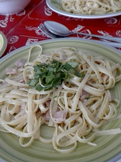 Una foto de Fettuccini con salsa Alfredo y jamón