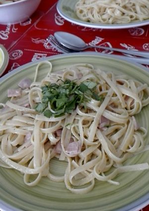 Una foto de Fettuccini con salsa Alfredo y jamón